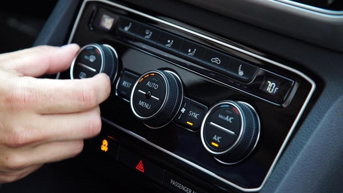 ¿Qué ocurre si el aire acondicionado de tu coche enfría poco?