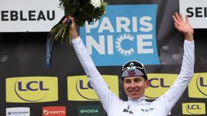 Tadej Pogacar celebra con el maillot blanco de mejor joven tras la segunda etapa de la París-Niza