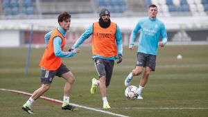Odriozola, Benzema y Kroos en el entreno del Real Madrid Odriozola, Benzema y Kroos en el entreno del Real Madrid