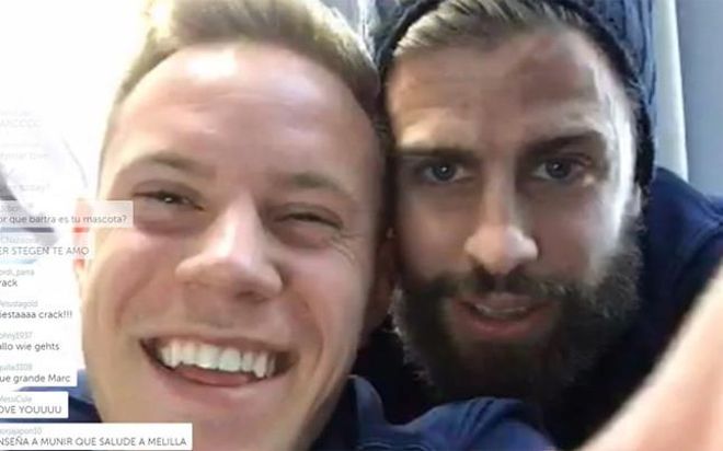 Piqué, junto a Ter Stegen, durante el Periscope Piqué, junto a Ter Stegen, durante el Periscope