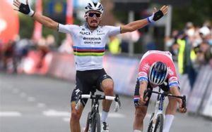 Julian Alaphilippe gana el sprint durante la carrera ciclista de un día Brabantse Pijl Julian Alaphilippe gana el sprint durante la carrera ciclista de un día Brabantse Pijl