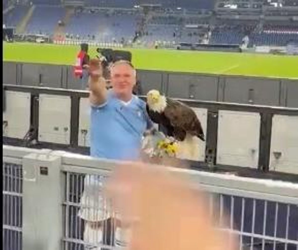 Adiestrador español del águila del Lazio, captado realizando gestos fascistas Adiestrador español del águila del Lazio, captado realizando gestos fascistas