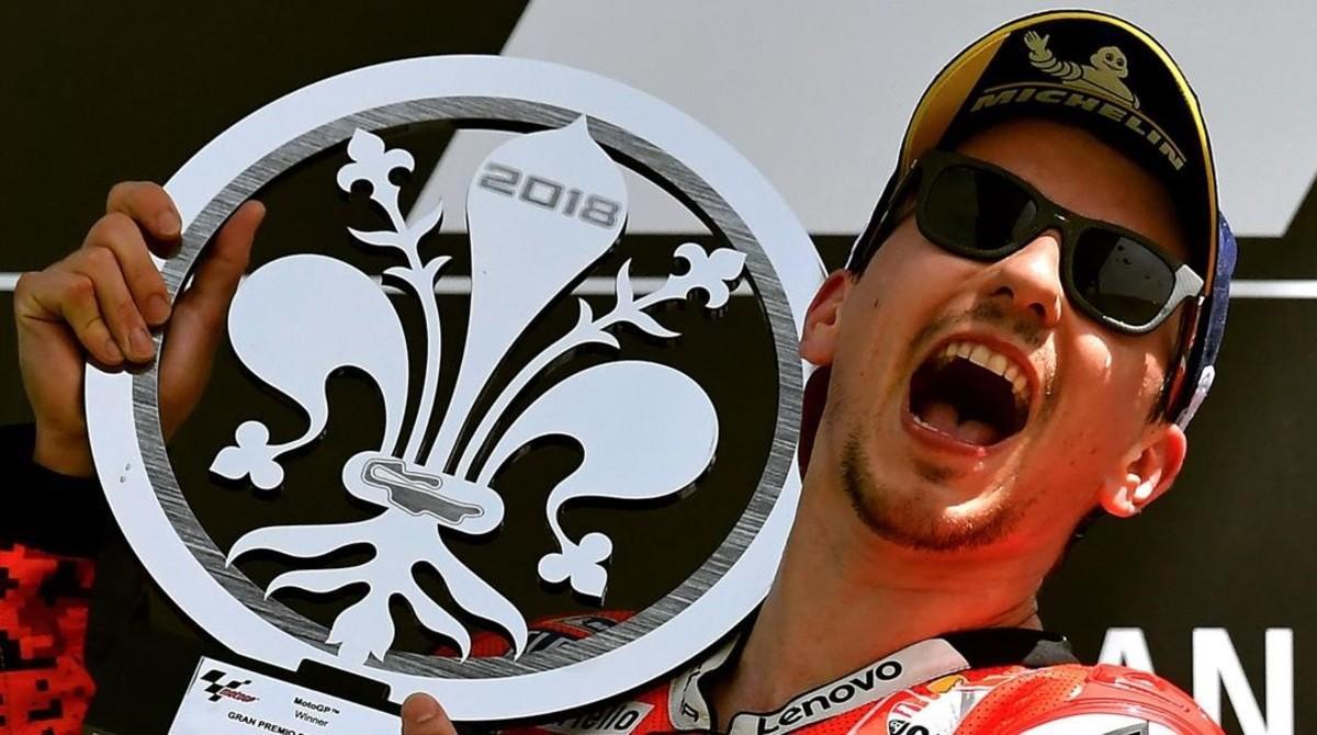 Jorge Lorenzo (Ducati) celebra, eufórico, en el podio de Mugello su primer triunfo de la temporada.