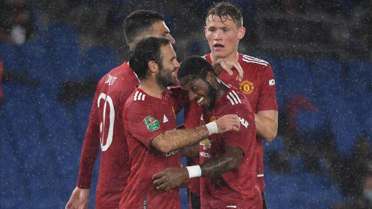 Mata celebra el gol con sus compañeros