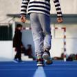 Unos niños hacen deporte en un colegio de Madrid.