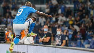 Victor Osimhen salta la valla publicitaria para celebrar un gol con la afición del Nápoles