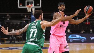 Davies, frente a Lauvergne, en el partido de ida Davies, frente a Lauvergne, en el partido de ida