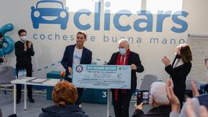 Pablo Fernández con el cheque que entregó a la Fundación Mensajeros de la Paz