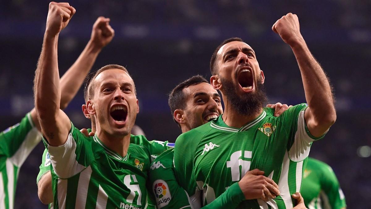 Borja Iglesias festeja junto a sus compañeros el tercer gol del Betis al Espanyol