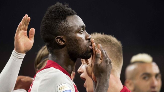 Davinson Sánchez, defensa central del Ajax, sigue en la agenda de los responsables técnicos del FC Barcelona Davinson Sánchez, defensa central del Ajax, sigue en la agenda de los responsables técnicos del FC Barcelona