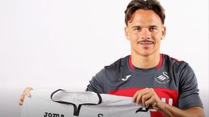 Roque Mesa posó con su nueva camiseta Roque Mesa posó con su nueva camiseta