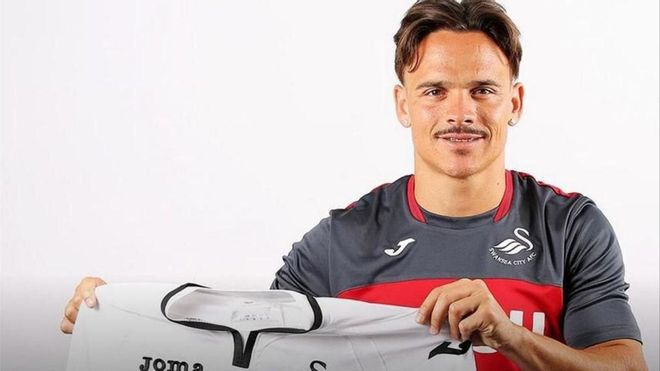 Roque Mesa posó con su nueva camiseta Roque Mesa posó con su nueva camiseta