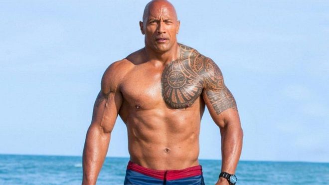 El actor Dwayne Johnson arranca con sus propias manos la verja de su casa El actor Dwayne Johnson arranca con sus propias manos la verja de su casa