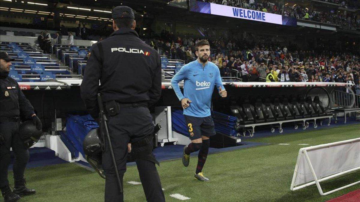Un agente de policía, pendiente de la grada del bernabéu antes de un Clásico Un agente de policía, pendiente de la grada del bernabéu antes de un Clásico