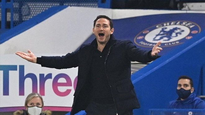 Lampard quejándose de una acción de partido durante el derbi contra el Tottenham Lampard quejándose de una acción de partido durante el derbi contra el Tottenham