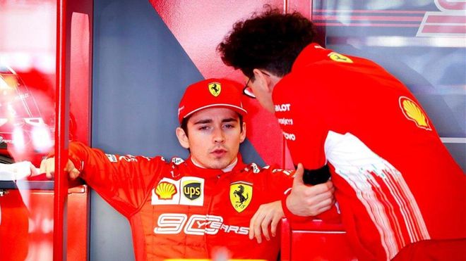 Leclerc con Mattia Binotto, jefe de Ferrari. Leclerc con Mattia Binotto, jefe de Ferrari.