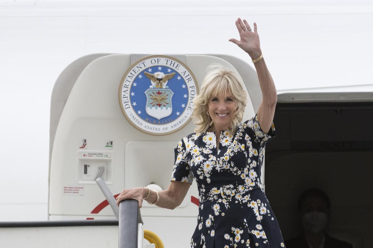 Archivo - La primera dama estadounidense Jill Biden saluda a su llegada al aeropuerto de Bratislava Archivo - La primera dama estadounidense Jill Biden saluda a su llegada al aeropuerto de Bratislava