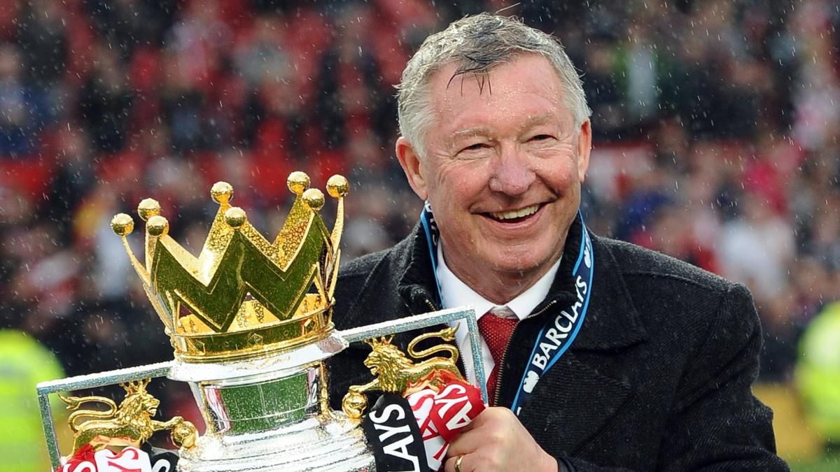 Sir Alex Ferguson, con el título de la Premier League | Twitter @premierleague Sir Alex Ferguson, con el título de la Premier League | Twitter @premierleague