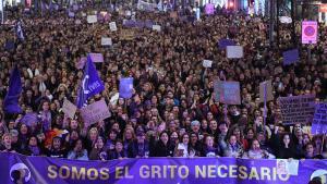 Miles de mujeres en Madrid durante una manifestación por el 8M.
