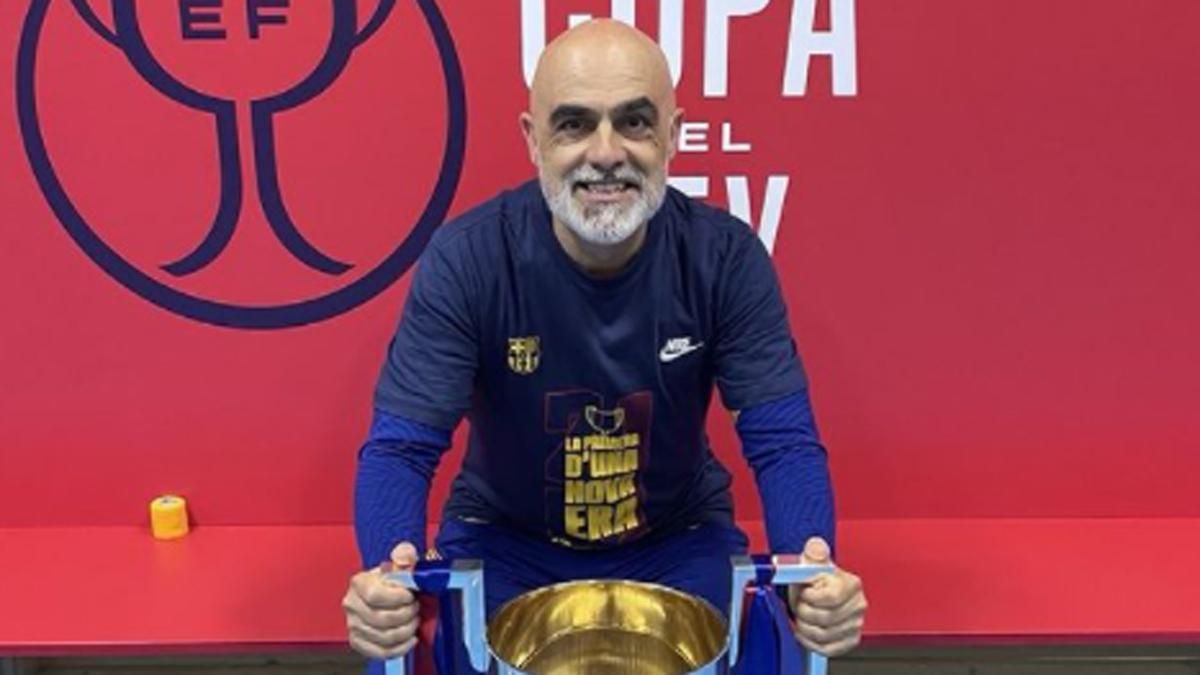 Juanjo Brau, con uno de los títulos conseguidos en el Barça Juanjo Brau, con uno de los títulos conseguidos en el Barça