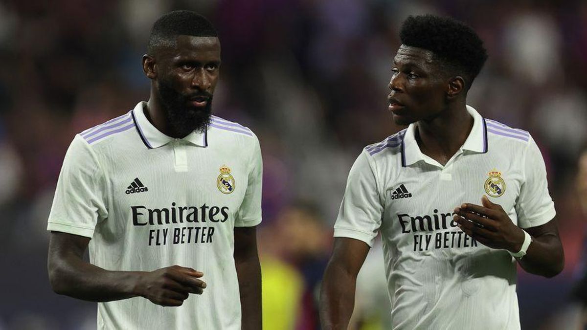 Rüdiger y Tchouameni comentan una jugada durante su partido de debut como madridistas. Rüdiger y Tchouameni comentan una jugada durante su partido de debut como madridistas.