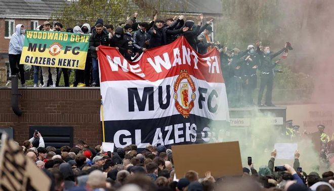 Aficionados del Manchester United manifestándose contra la directiva del club Aficionados del Manchester United manifestándose contra la directiva del club