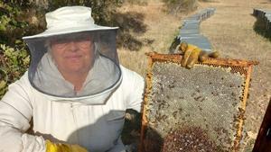 Rosalía Villanueva, la tercera generación de apicultores de su familia en la población castellonense de Villanueva de Viver.