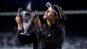 Muguruza posando con el trofeo de las WTA Finals