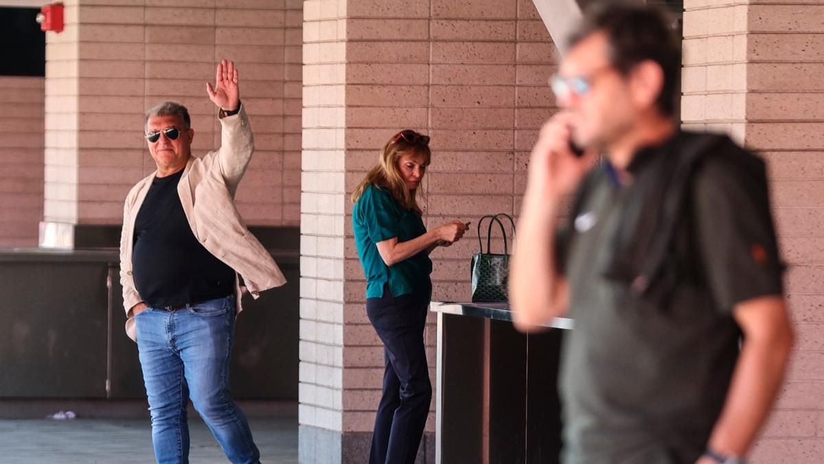 رئيس برشلونة، جوان لابورتا، يرافق الفريق الأول في جولته الأمريكية