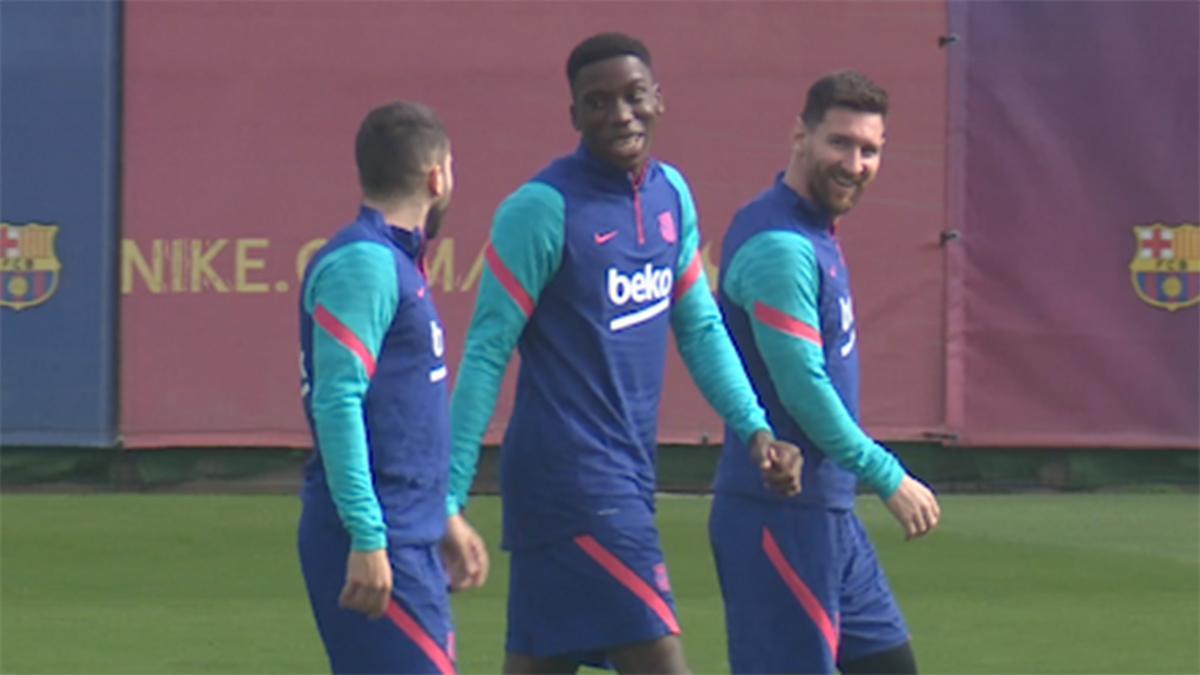 Messi bromea con Jordi Alba e Ilaix durante el entrenamiento