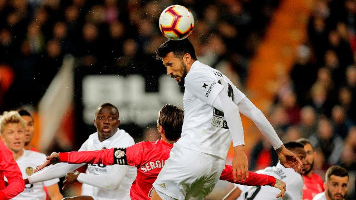 Garay anotó el segundo tanto del Valencia en la victoria che ante los blancos (2-1)