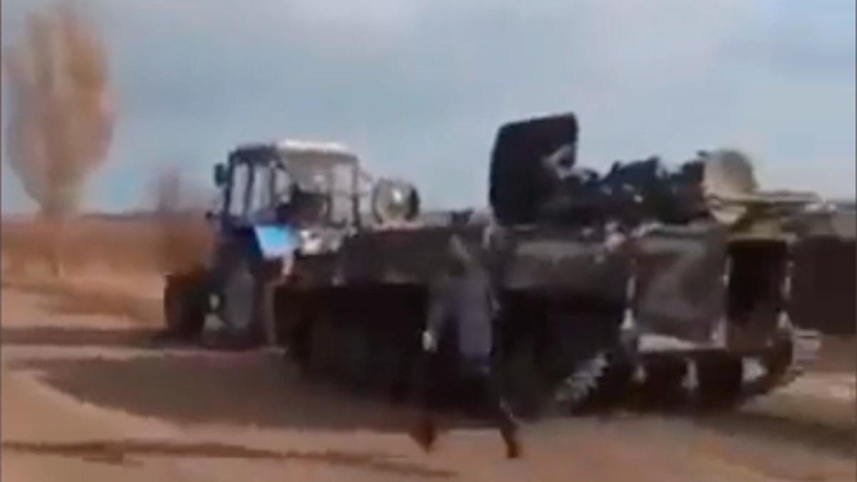 Un grupo de gitanos de un pueblo ucraniano roba un tanque al ejército ruso