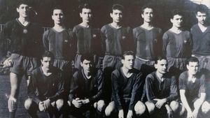 Una formación del Juvenil del FC Barcelona 1958-59, campeón de la Copa de España de la categoría. Arriba, de izquierda a derecha: Rodri II, Junque, Arruebo, Marín, Ruiz, Fusté y Sadurní. Abajo, mismo orden: De la Fuente, Domínguez, Ferrer, Escolà y T Una formación del Juvenil del FC Barcelona 1958-59, campeón de la Copa de España de la categoría. Arriba, de izquierda a derecha: Rodri II, Junque, Arruebo, Marín, Ruiz, Fusté y Sadurní. Abajo, mismo orden: De la Fuente, Domínguez, Ferrer, Escolà y T