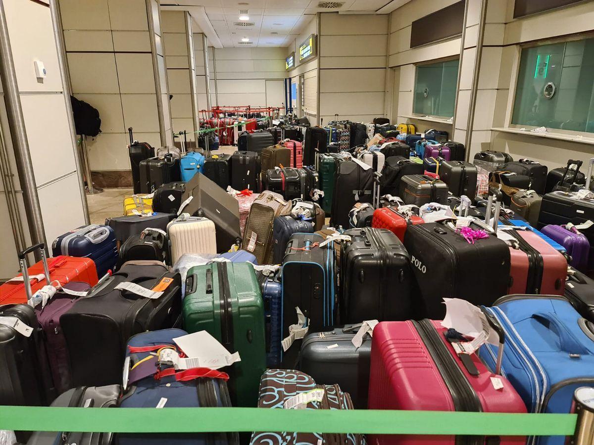 Caos de maletas en el aeropuerto de Barajas