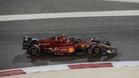 Carlos Sainz, a los mandos del Ferrari en Bahrein.
