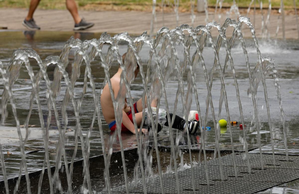 Un niño se moja en los chorros de Madrid Río, a 16 de junio de 2022, en Madrid (España)