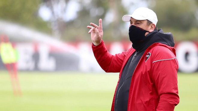 El Mono Burgos ya dirige a Newells sobre el terreno El Mono Burgos ya dirige a Newells sobre el terreno