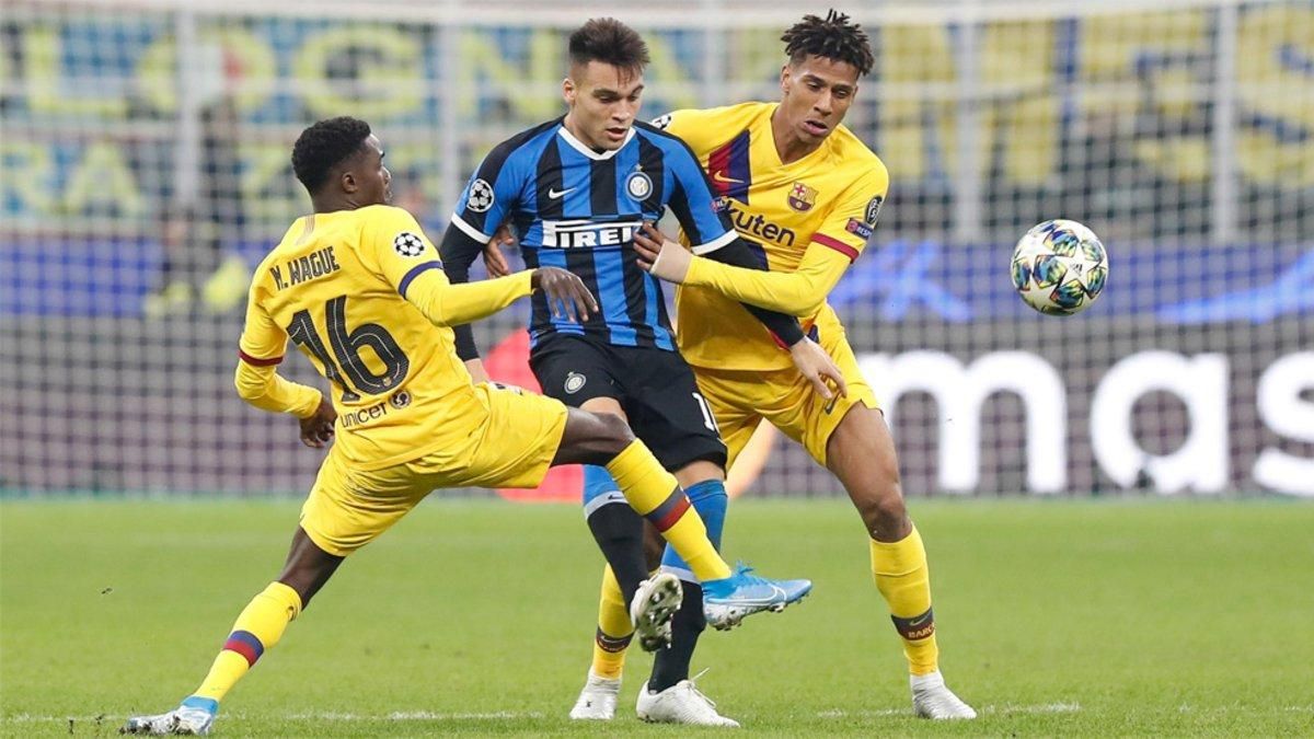 Wagué y Todibo disputan el balón con Lautaro Martínez en el Inter-Barça de la Champions 2019/20 Wagué y Todibo disputan el balón con Lautaro Martínez en el Inter-Barça de la Champions 2019/20