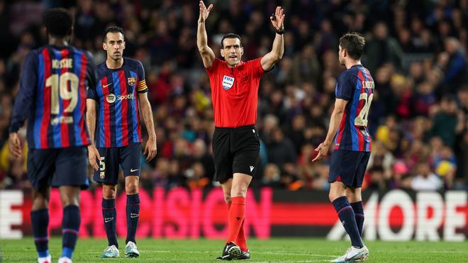 Kessie, Busquets y Sergi Roberto con Martínez Munuera en el Barça-Real Madrid de la Copa 2022/23