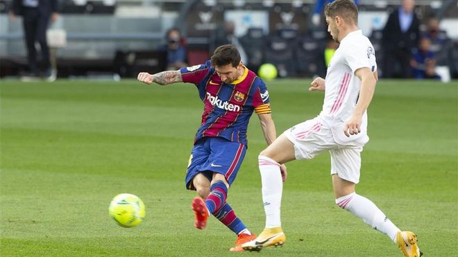 Messi, en un acción contra el Real Madrid en el clásico de la Liga (primera vuelta) Messi, en un acción contra el Real Madrid en el clásico de la Liga (primera vuelta)