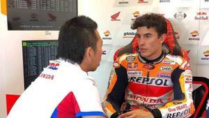 Márquez en su box hablando con miembros de su equipo en el Repsol Honda