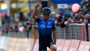 Ben OConnor tuvo tiempo para paladear el triunfo en la línea de meta Ben OConnor tuvo tiempo para paladear el triunfo en la línea de meta