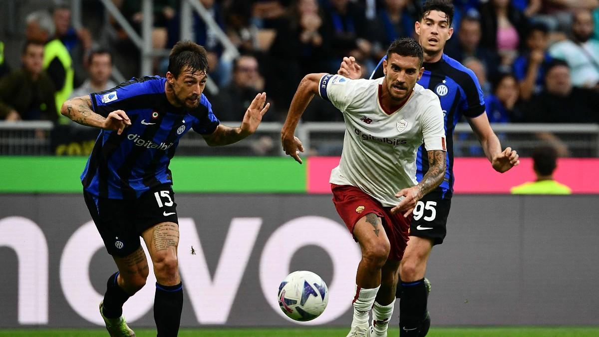 Francesco Acerbi y Lorenzo Pellegrini persiguen el balón durante el duelo Inter-Roma