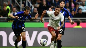 Francesco Acerbi y Lorenzo Pellegrini persiguen el balón durante el duelo Inter-Roma