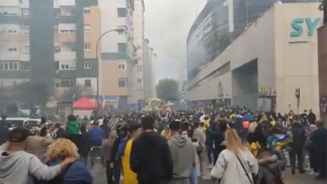 La afición del Cádiz, aplegada en los alrededores del Carranza La afición del Cádiz, aplegada en los alrededores del Carranza