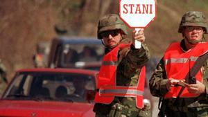 Soldados norteamericanos de la misión OTAN SFOR regulan el tráfico en una carretera serbobosnia en junio de 2002.