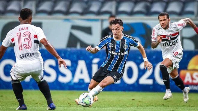 Pepe en una acción ofensiva contra el Sao Paulo Pepe en una acción ofensiva contra el Sao Paulo