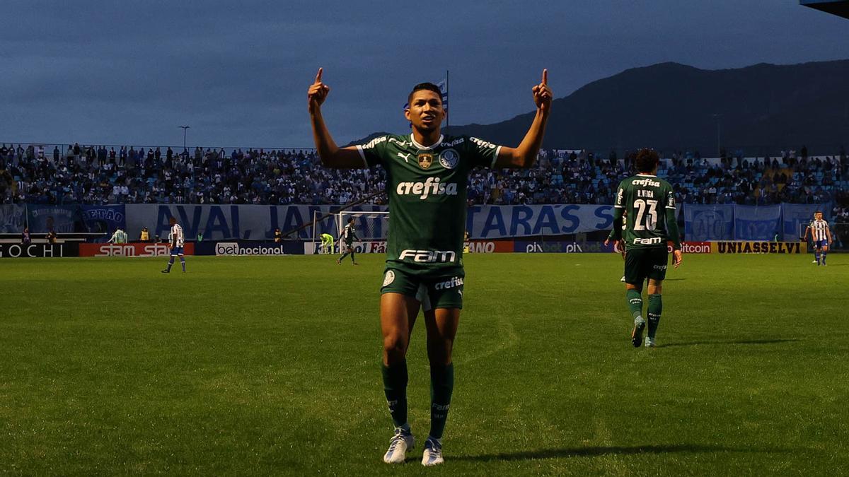 Rony, del Palmeiras, celebra un tanto