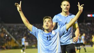 Franco Acosta, celebrando un gol de Uruguay, con Nahitan Nández Franco Acosta, celebrando un gol de Uruguay, con Nahitan Nández