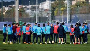 Rafa Márquez alecciona a sus jugadores en la sesión previa al derbi catalán